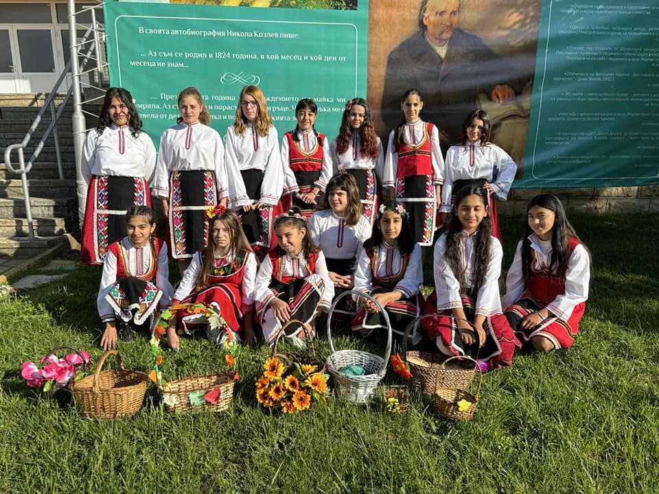 Народният обичай Лазаруване пресъздадоха учениците от танцовия състав „Народни хора и танци“ при СУ „Цанко Бакалов Церковски“ с. Никола Козлево.