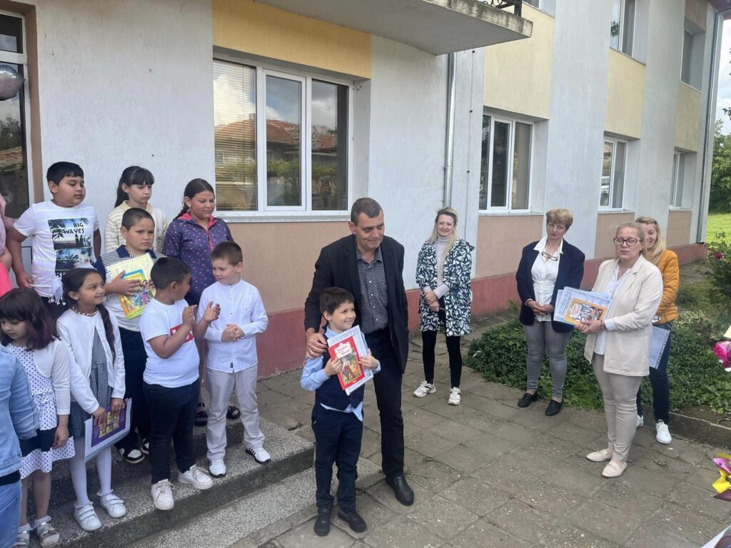 С празнична програма малките възпитаници на СУ „Цанко Бакалов Церковски“ с. Никола Козлево изпратиха учебната 2023/2024 година
