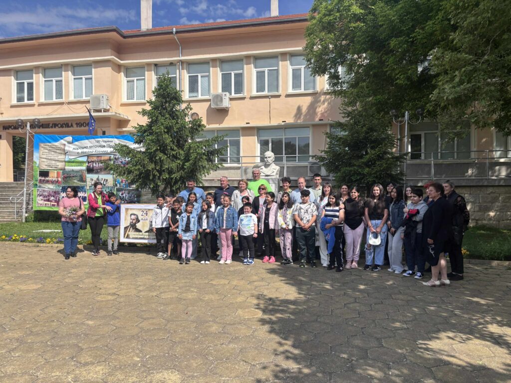 Днес в нашето училище отбелязахме един от най-светлите български празници – 24 май